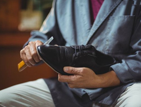 ***洗鞋及护理服务